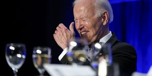 Ο Τζο Μπάιντεν γελάει στο ετήσιο δείπνο της Ένωσης Ανταποκριτών του Λευκού Οίκου 