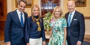 Ο πρόεδρος των ΗΠΑ Τζο Μπάιντεν και ο Έλληνας πρωθυπουργός, Κυριάκος Μητσοτάκης, με τις συζύγους τους στο Λευκό Οίκο