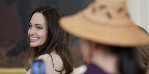 Τζολι ποζάρει 