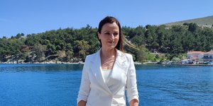 Καρυοφυλλιά Καραμπέτη με λευκό παντελόνι