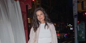 Η Κέιτι Χολμς με παντελόνι