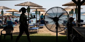 Ανεμιστήρας σε παραλία της Αττικής εν μέσω καύσωνα