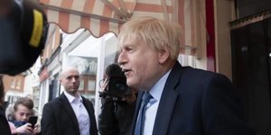 O Κένεθ Μπράνα ως Μπόρις Τζόνσον 