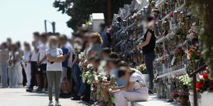 Απέραντη θλίψη στην κηδεία του 14χρονου Μάκη από τα Σεπόλια που έβαλε τέλος στη ζωή του