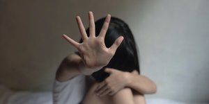 κοπέλα τρομαγμένη κρύβει το πρόσωπό της