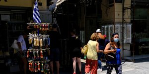 Κόσμος στην Αθήνα με μάσκες για προστασία από τον κορωνοϊό