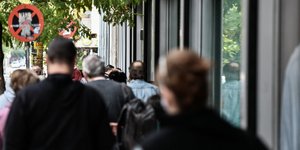 Κόσμος έξω από τράπεζα