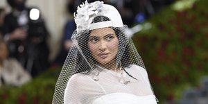 Η Κάιλι Τζένερ με λευκό καπέλο και φόρεμα στο Met Gala 2022