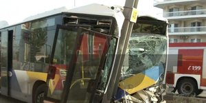 Λεωφορείο καρφώθηκε σε κολώνες του τραμ