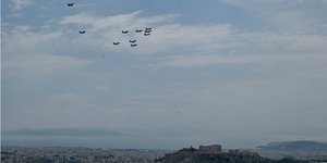 Μαχητικά αεροσκάφη πετούν πάνω από την Ακρόπολη