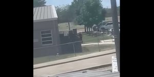 Η στιγμή που ο μακελάρης του Τέξας εισβάλει στο σχολείο