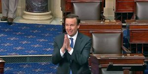 Ο γερουσιαστής Κρις Μέρφι ικετεύει για την ψήφιση νόμου κατά της οπλοκατοχής