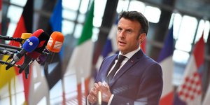 Ο Εμανουέλ Μακρόν σε συνέντευξη στα ΜΜΕ στη Σύνοδο Κορυφής στις Βρυξέλλες