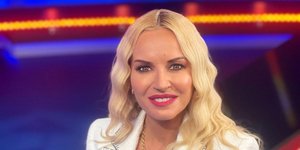 H Mαρία Μπεκατώρου με σακάκι από τα Zara