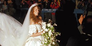 Η Mariah Carey την ημέρα του γάμου της με τον Thomas Mottola τον Ιούνιο του 1993 φορώντας νυφικό της Vera Wang