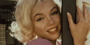 η Μέριλιν Μονρόε ποζάρει με ροζ μπλούζα