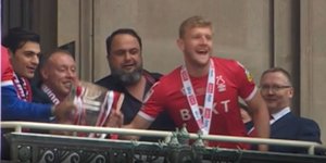 Βαγγέλης και Μιλτιάδης Μαρινάκης σηκώνουν το τρόπαιο της Νότινγχαμ Φόρεστ