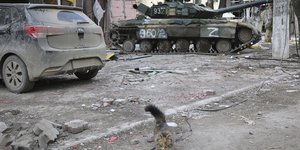 Εικόνα από τους δρόμους της βομβαρδισμένης Μαριούπολης