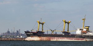 Πλοίο στο λιμάνι της Μαριούπολης με φόντο το εργοστάσιο Αζοφστάλ