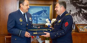Ο Γάλλος Général d'armée aérienne, Στεφάν Μιγιέ με τον Έλληνα Αρχηγό του ΓΕΑ, Θεμιστοκλή Μπουρολιά