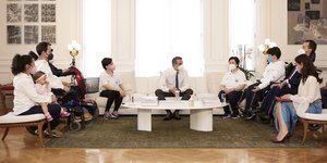 Συνάντηση Μητσοτάκη στο Μέγαρο Μαξίμου για τον «Προσωπικό Βοηθό» για Άτομα με Αναπηρία