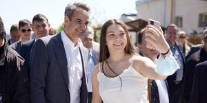 Ο Κυριάκος Μητσοτάκης βγάζει σέλφι με νεαρή στο Βόλο