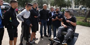 Ο δήμαρχος Πειραιά Γιάννης Μώραλης και ο αντιδήμαρχος Δημ. Καρύδης με μαθητές στο πρόγραμμα οδικής ασφάλειας