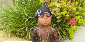 Ο μικρός Treylin με ψεύτικα τατουάζ στο σώμα του