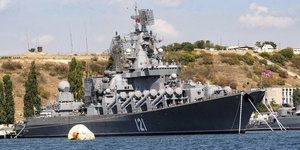 Το καταδρομικό Μόσκβα αγκυροβολημένο στη Μαύρη Θάλασσα