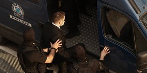  Ο Μπάμπης Αναγνωστόπουλος μπαίνει στην κλούβα της ΕΛ.ΑΣ