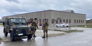 Αστυνομικοί φρουρούν το ειδικά κατασκευασμένο χώρο στον οποίο απολογούνται οι πάνω από 300 κατηγορούμενοι για συμμετοχή στην «Ντράνκετα», τον Απρίλιο του 2021 στην Καλαβρία της Νότιας Ιταλίας