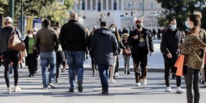 Κόσμος περπατάει στο κέντρο της Αθήνας