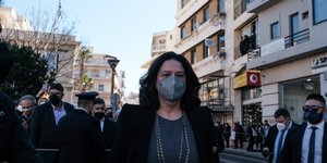 η Νίκη Κεραμέως με μάσκα