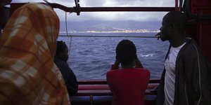 Μετανάστες στο κατάστρωμα του Ocean Viking τη στιγμή που προσεγγίζει τις ακτές της Ιταλίας το 2019