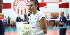 Η αρχηγός του Παναθηναϊκού, Έυα Χαντάβα, άφησε λουλούδια στη μνήμη του Βαγγέλη Ρούσσου