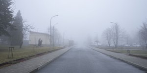 Ομίχλη έξω από τη Λβιβ, στη δυτική Ουκρανία, περιοχή που επίσης έχει γίνει στόχος ρωσικών βομβαρδισμών