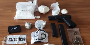 Τα ναρκωτικά και το όπλο που βρήκαν οι αστυνομικοί στο σπίτι του νεαρού στο Κορωπί