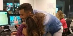 οπτική ψευδαίσθηση συνάδελφοι αγκαλιάζονται