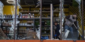 Εργαζόμενοι στην Ουκρανία καθαρίζουν τα σπασμένα τζάμια μετά από έκρηξη