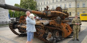 Ουκρανός ποζάρει με το σκύλο του μπροστά σε κατεστραμμένο ρωσικό τανκ στο κέντρο του Κιέβου