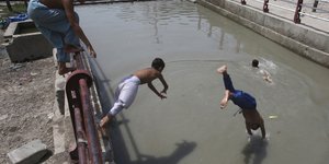 Παιδιά στο Πακιστάν δροσίζονται εν μέσω ιστορικού καύσωνα