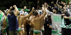 Οι παίκτες του Παναθηναϊκού πανηγυρίζουν μαζί με τους φιλάθλους της ομάδας την παραμονή στην Α1 Πόλο