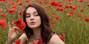 Γυναίκα ανάμεσα σε παπαρούνες