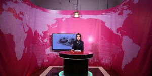 Τηλεπαρουσιάστρια στο Αφγανιστάν, πριν αναγκαστεί από τους Ταλιμπάν να καλύψει το πρόσωπό της