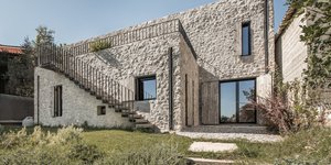 To πέτρινο σπίτι στο χωριό Καλαμιά στην Πελοπόννησο 