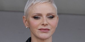 η πριγκίπισσα Σαρλίν σκεπτική με μαύρα ρούχα