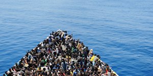 Πρόσφυγες σε βάρκα στη Μεσόγειο, ανοιχτά της Λιβύης