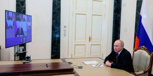 Ο Βλαντίμιρ Πούτιν συζητά με το συμβούλιο ασφαλείας του