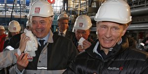 Ο Βλαντιμίρ Πούτιν στις εγκαταστάσεις της Lukoil το 2010