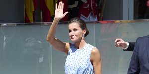 βασίλισσα Λετίθια με φόρεμα